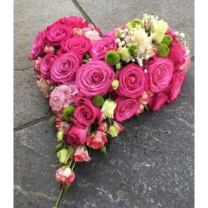 Rosa blomsterhjerte til begravelse