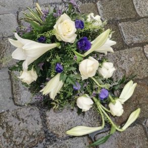 Brebukett, hvit med bltt