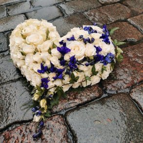 Hjerte til begravelse, hvitt med bltt