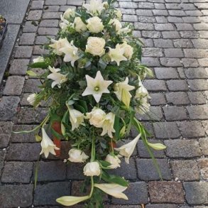 Kistedekorasjon, hvit med liljer