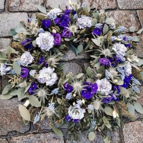 Krans med bl blomster