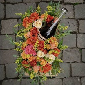 Vinflaske pyntet med blomster